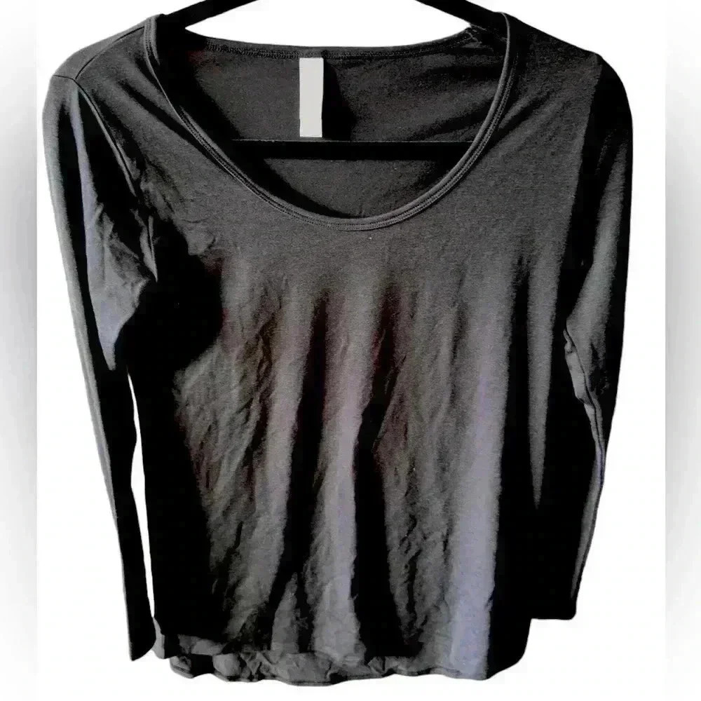 Lularoe XXS solid black long sleeve Lynnae t shirt.NWT. Scoop neck,hi/lo hem.